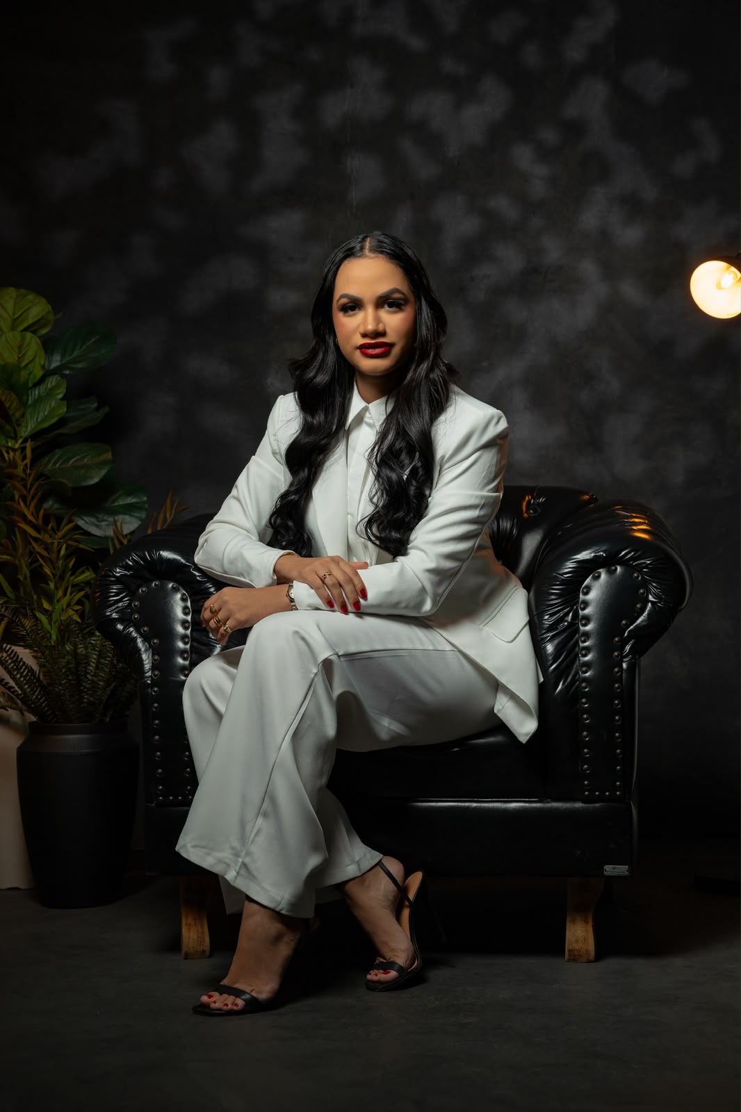 Dra. Sabrina Alexia em seu ambiente profissional